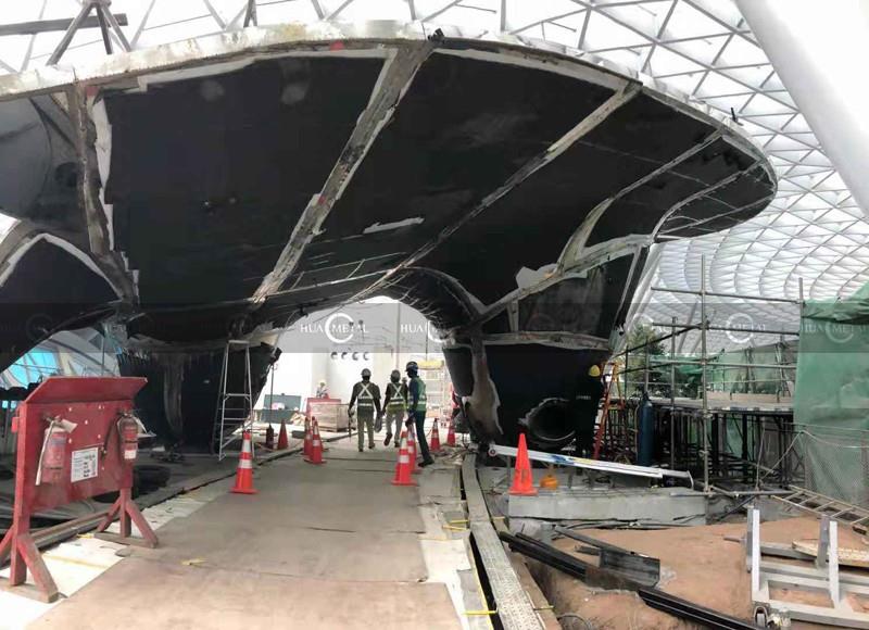 Installation--at-airport-singaporeDual-curved stainless-steel facade-mirror-polishing-sculptured-fun0slides-singapore-airport-new