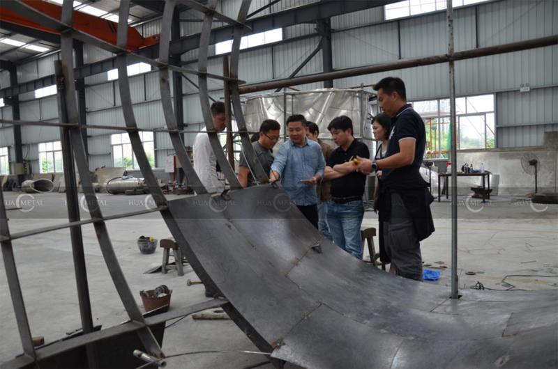 Stainless-steel-facade-slide-factory-Dual-curved stainless-steel facade-mirror-polishing-sculptured-fun0slides-singapore-airport-new