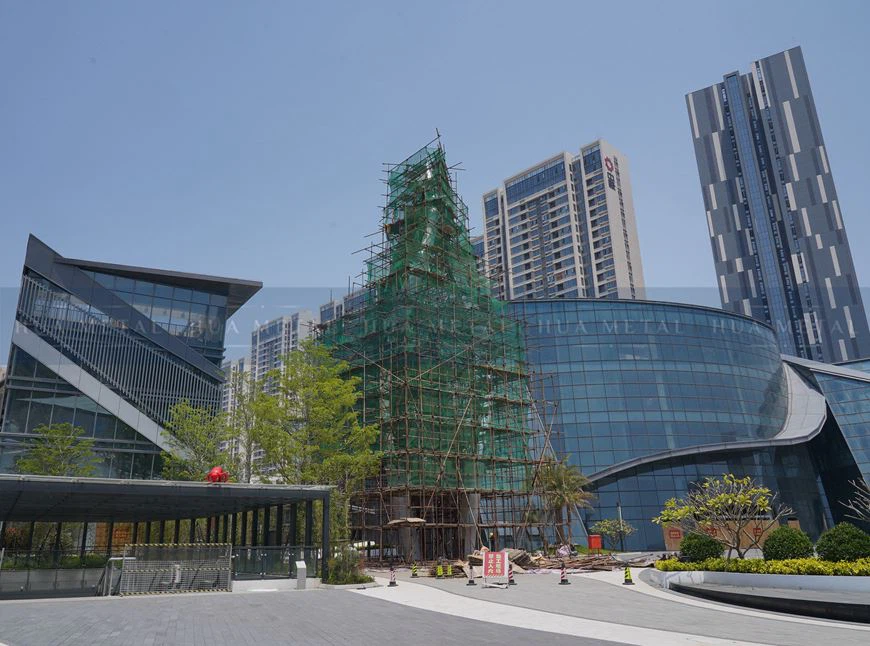 Installation-of-stainless-steel-sculpture