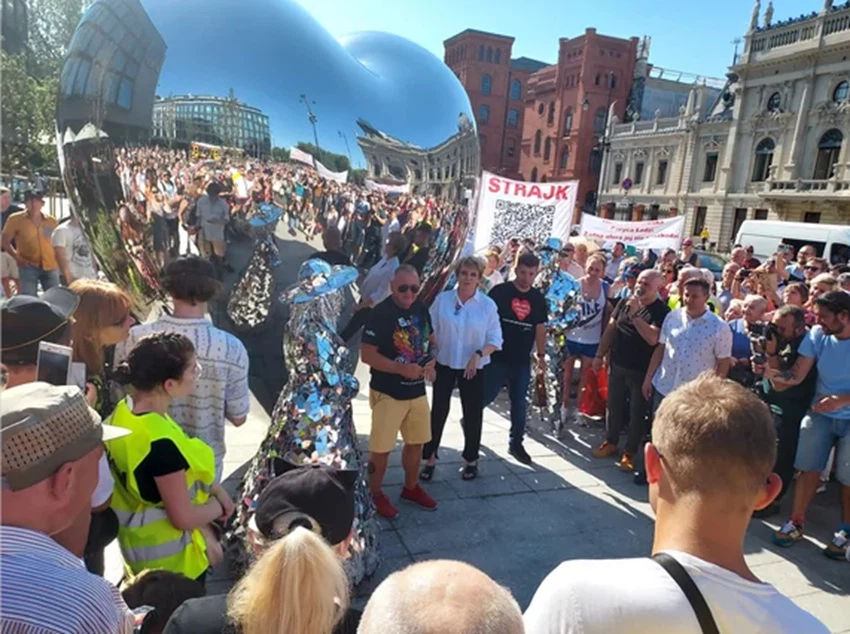 Mirror_heart_shape_sculpture_in_poland