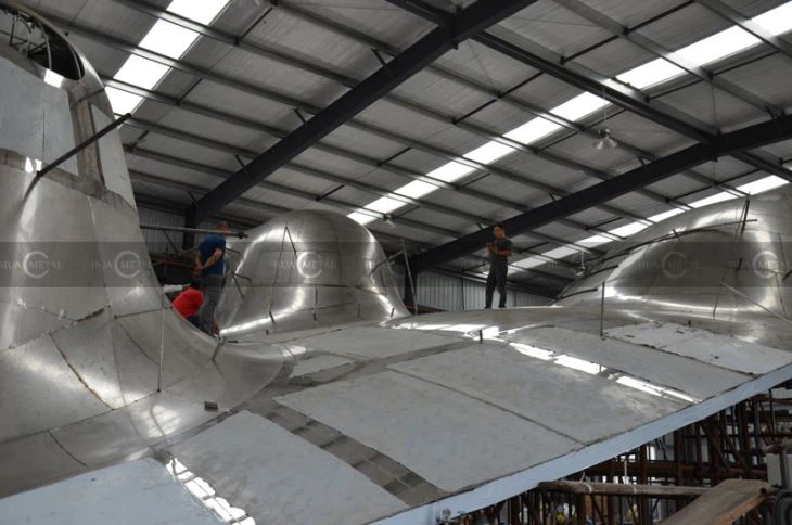 Factory-fabricaiton-Dual-curved stainless-steel facade-mirror-polishing-sculptured-fun0slides-singapore-airport-new